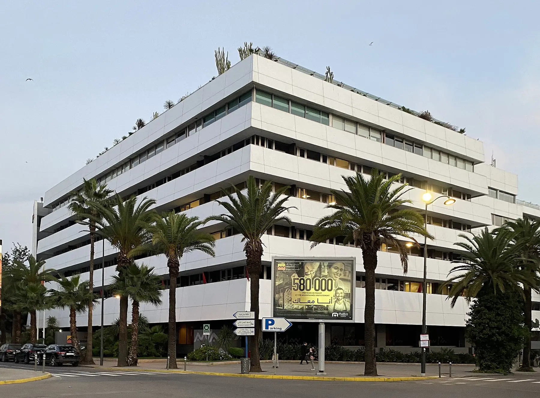 Immeuble de bureaux blanc bordé de palmiers à Casablanca